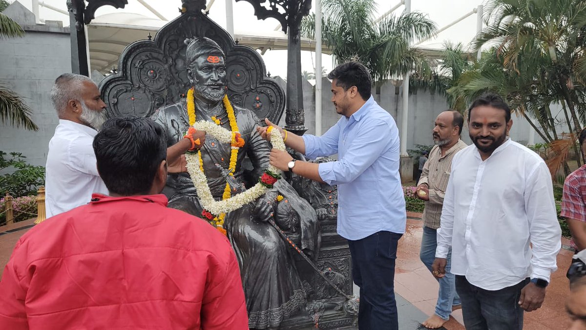 mumbaitak's tweet photo. रोहित पवार बेळगावमध्ये जाऊन छत्रपती शिवाजी महाराजांच्या पुतळ्याला अभिवादन केलं आहे. 

#RohitPawar #Belgaon #Maharashtra @RRPSpeaks https://t.co/2TJSknVMUT