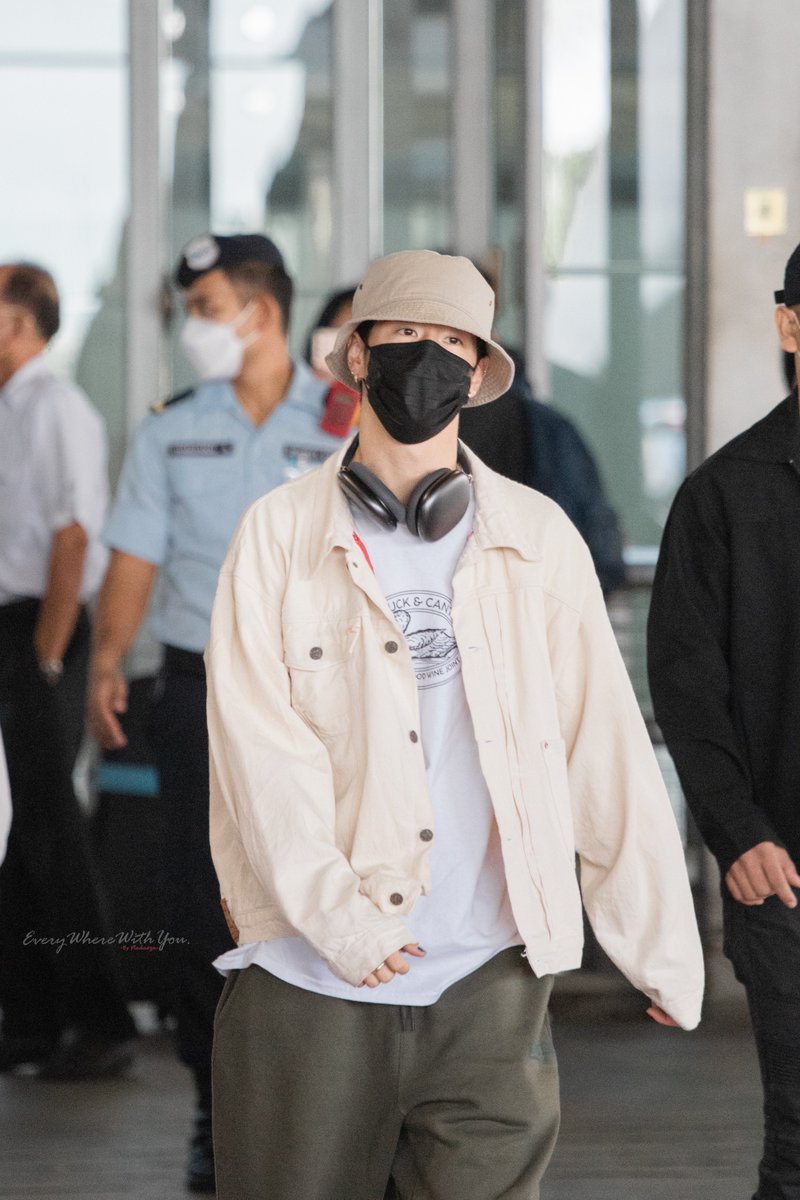 pladaozaa's tweet photo. Welcome จ๊ะพี่จ๋า 😍

#MarkTuan @marktuan #WelcomeMarkTuanToThailand https://t.co/YhU1VwRdQo