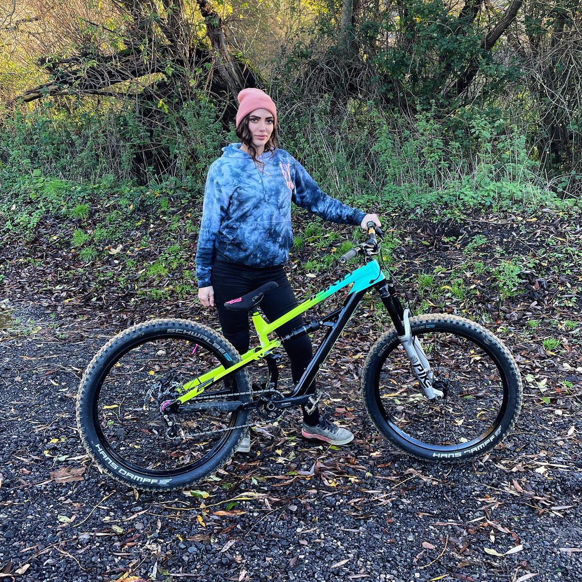 CorkiCycles's tweet photo. The mountains are calling and I must go 🚵🏻‍♂️
Credits to @tam_unleashed for the excellent shot ❤️‍🔥
Check out @Corkicycleco ⚙️

#mtbgirl #girlswhoshred #girlsshredtoo #girlsridetoo #bikegirl #mtbgirls #mtblifestyle #sheshreds #mtb #reversecomponents #unitedinshred https://t.co/8PY50kwO3H