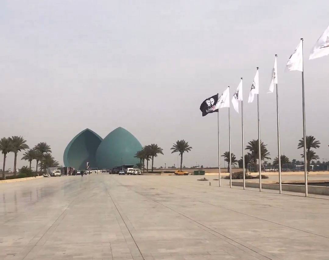 في ظاهرة جديدة ، رفع صورة جنرال راحل في الجيش الايراني على اعمدة اعلام نصب الشهيد العراقي .. هل تتفق مع هذا الاجراء ؟