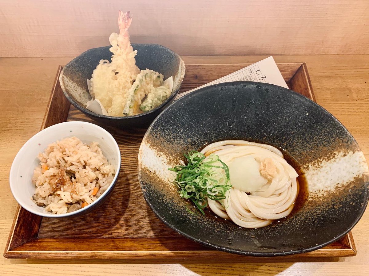 kyari0705's tweet photo. 【兵庫ランチ】三宮

📍おうどん処　たべよし

三宮でうどんゆーたら、ここ！

麺はコシがあってもちもち。
卵とじはとじた卵の上にもう1個卵乗せてくれてる。
あら、贅沢🤤♡

ランチセットは天ぷらに選べるご飯がついてて1000円以下なのもありがたい♡

平日はサラリーマンも多くて回転率も良い🙆🏻‍♀️❤️ https://t.co/N11B6scWSZ
