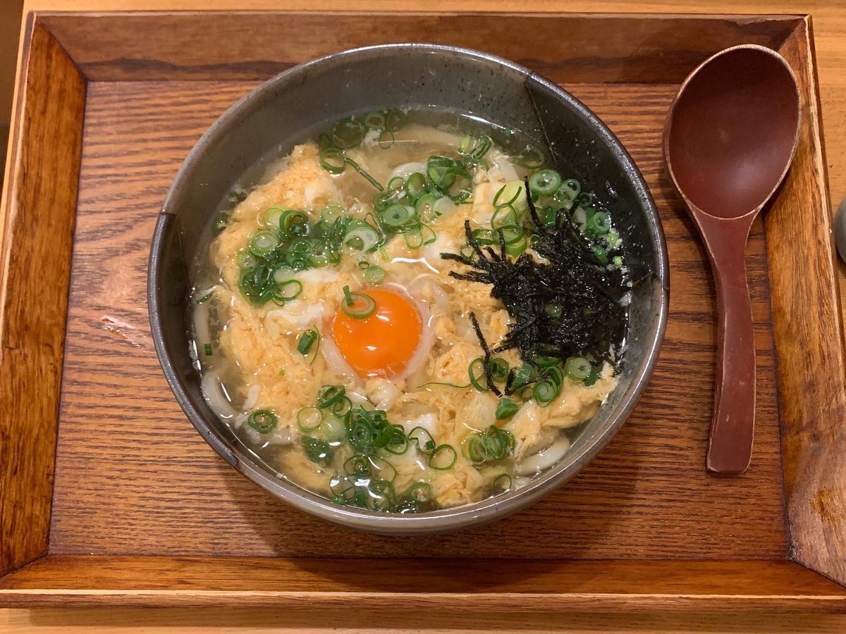 kyari0705's tweet photo. 【兵庫ランチ】三宮

📍おうどん処　たべよし

三宮でうどんゆーたら、ここ！

麺はコシがあってもちもち。
卵とじはとじた卵の上にもう1個卵乗せてくれてる。
あら、贅沢🤤♡

ランチセットは天ぷらに選べるご飯がついてて1000円以下なのもありがたい♡

平日はサラリーマンも多くて回転率も良い🙆🏻‍♀️❤️ https://t.co/N11B6scWSZ