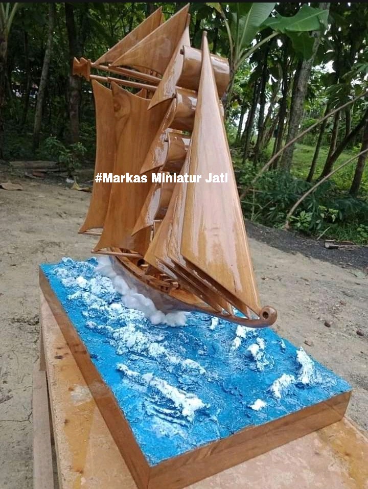 Replika Abstrak Peta Indonesia di atas Guratan Kayu Jati