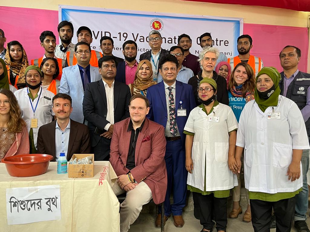 UNICEFBD's tweet photo. A German delegation headed by Jan-Rolf Janowski, Deputy Head of Mission in 🇧🇩, visited COVID-19 vaccination programmes supported by UNICEF.
 
Thanks to @GermanyDiplo for funding the administration of 150M doses of the COVID-19 vaccine that are keeping children and families safe! https://t.co/LtcZhvG75U