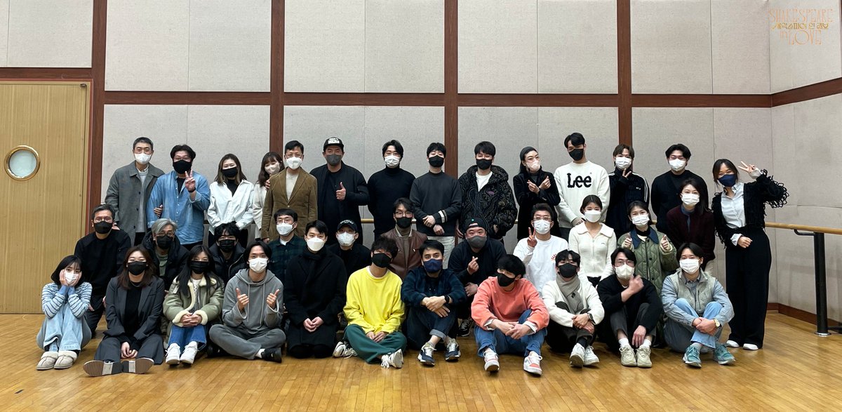 shownote's tweet photo. ｜📸｜#셰익스피어인러브

기대감과 설렘이 가득한
연극 <셰익스피어 인 러브> 상견례 현장 공개✨

연극 <셰익스피어 인 러브>
2023.01.28 GRAND OPEN
예술의전당 CJ토월극장 https://t.co/KHv8IoxWJM