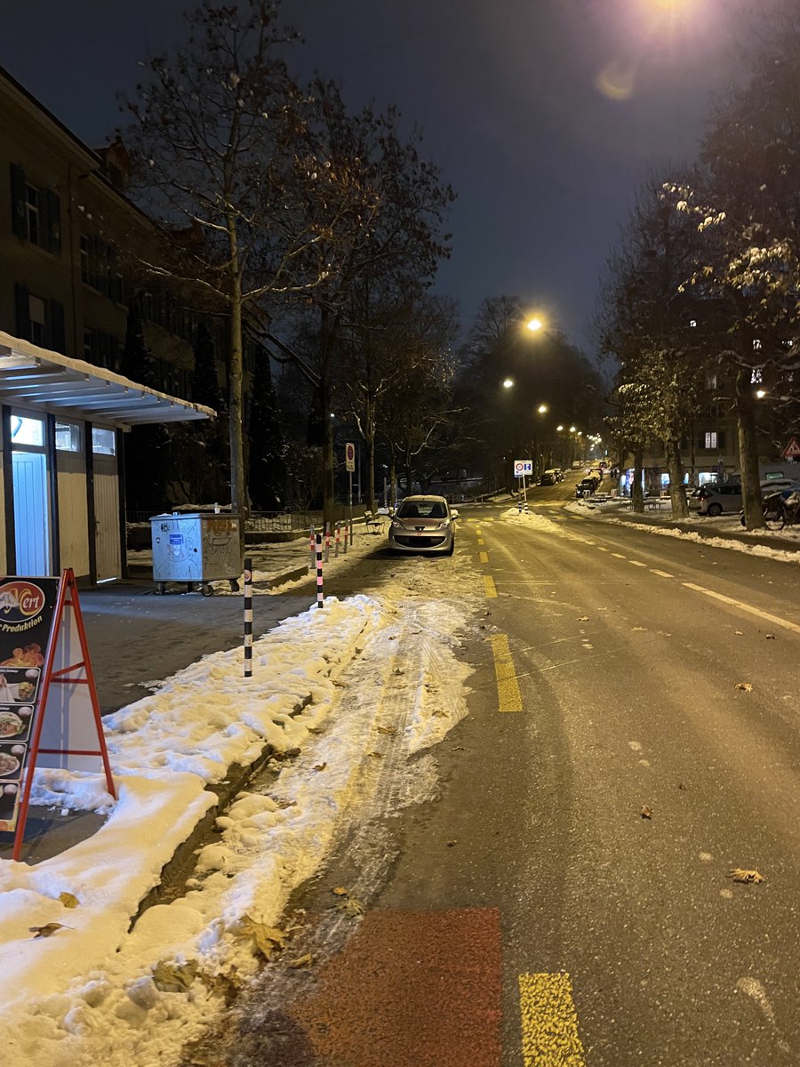 velospektivebe's tweet photo. Weshalb fahren im Winter in Bern nicht mehr Leute Velo? Vielleicht auch deshalb, @Bern_Stadt. 
Lorraine-Breitenrain am Montagabend circa 48h nach dem letzten Schneefall. 
#velooffensive @provelobern https://t.co/EbPhdHUNNl