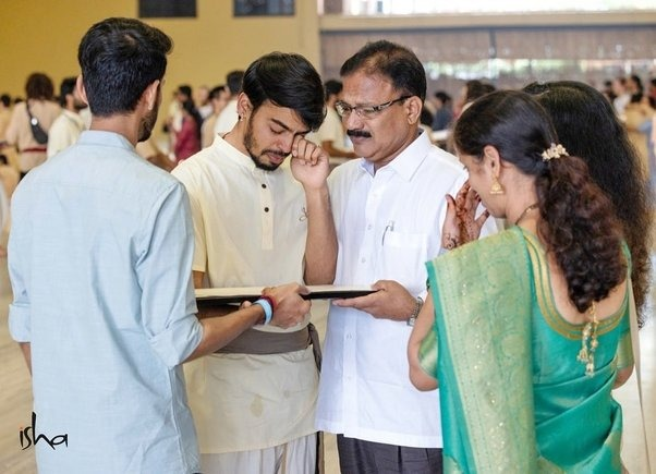 NaturallySudha's tweet image. Under Sadhguru’s grace/guidance, 11th batch of Hatha Yoga Teacher Training culminated on 7 Dec.

Over 250 participants from 37 countries went thro a 21-week training at Isha Yoga Center, Coimbatore. 
Here is one family overwhelmed that their son is ready to offer it to the world!