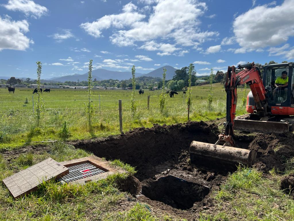 DunstoneCivil's tweet photo. A great day to be working in the beautiful Yarra Valley.  Here we constructed a new sewer branch into a manhole on a large 600mm diameter sewer main that picks up the whole township of Healesville. We even had some curious visitors.
#DCIVIL #dunstonecivil #civil #CivilEngineering https://t.co/WsbSQ8xvRG
