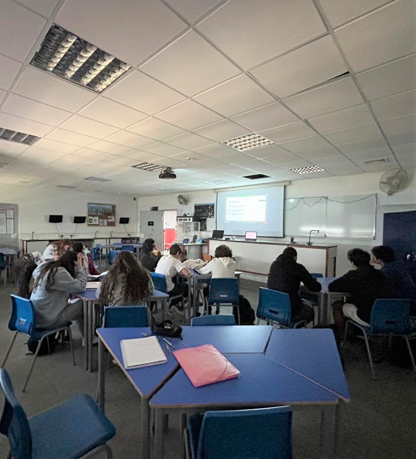 lycee_ni's tweet photo. Dans le cadre de la #semainedesmétiers proposée par la Fondation CGénial https://t.co/BXVPcc9D7c ,
les élèves de première enseignement scientifique ont pu participer à un échange autour de la limitation de production de CO2 #AEFE #CGénial #lflni #SciencesPhysiques #Orientation https://t.co/U1qNSmS2Qe