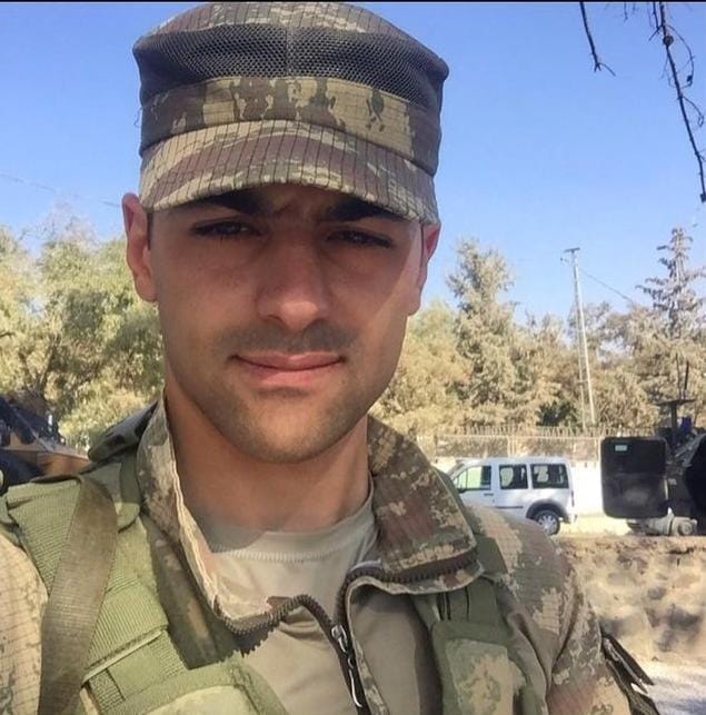 Şehit Muhammed Ali KALO
13.12.2018 🇹🇷

Şehadetinin sene-i devriyesi mübarek olsun kahraman şehidim 🌹

13.12.2018 tarihinde Afrin 'de PKK/YPG'li teröristler tarafından yapılan taciz atışı sonucu şehit olmuştu .
Aziz ruhun şâd ,mekanın cennet olsun 🤲🏻 🇹🇷