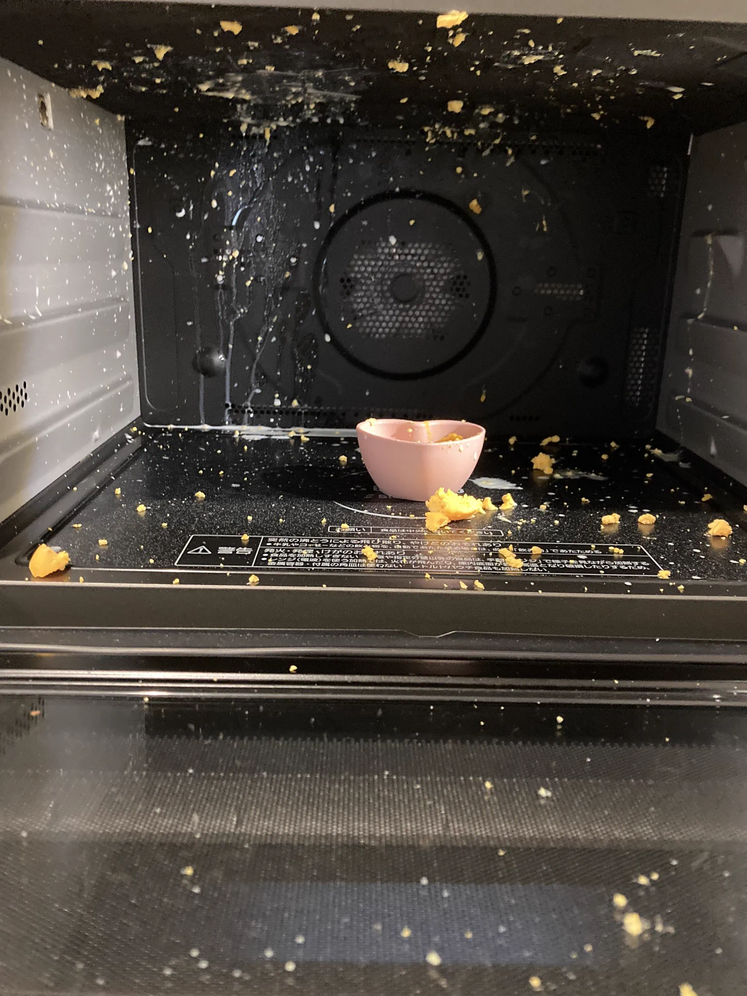 @m_pon_kan 産後8ヶ月でしたが電子レンジの中で爆破させた離乳食用のゆで卵です。
マミーブレインのせいにしました😂 