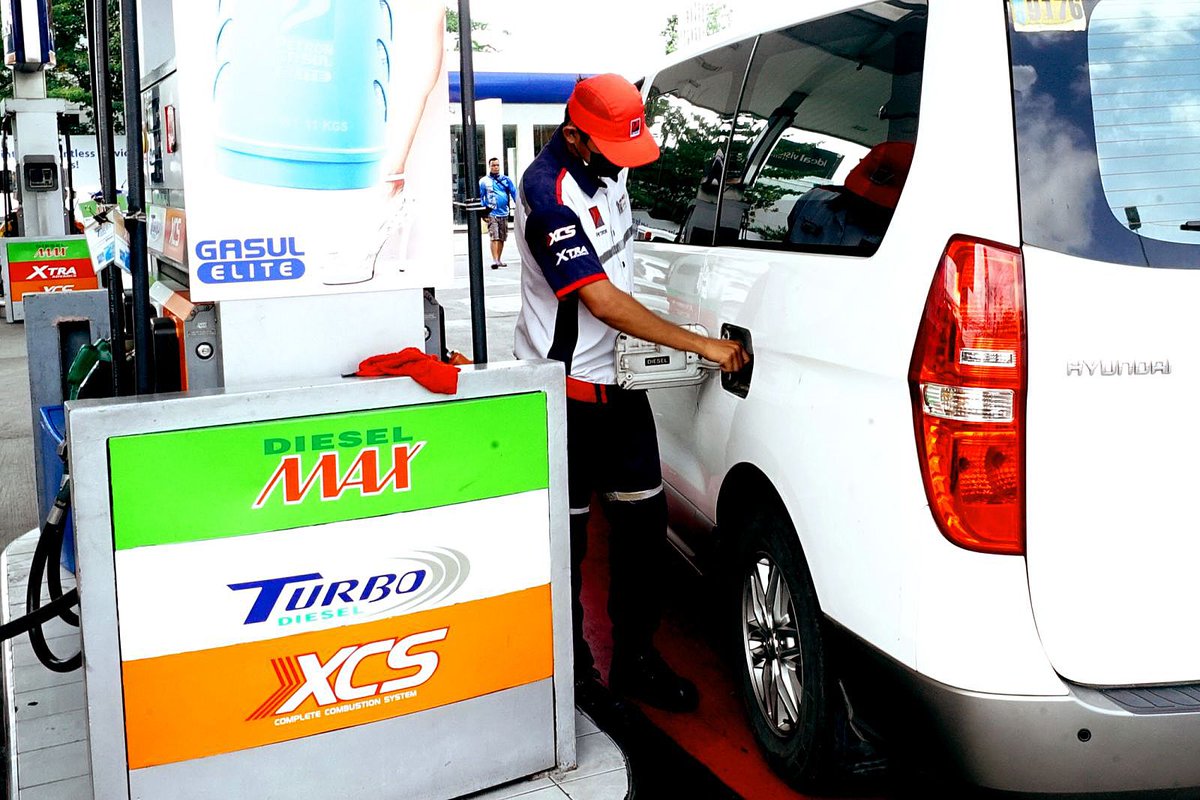 Philippine News Agency on Twitter "ROLLBACK. An attendant fills up a