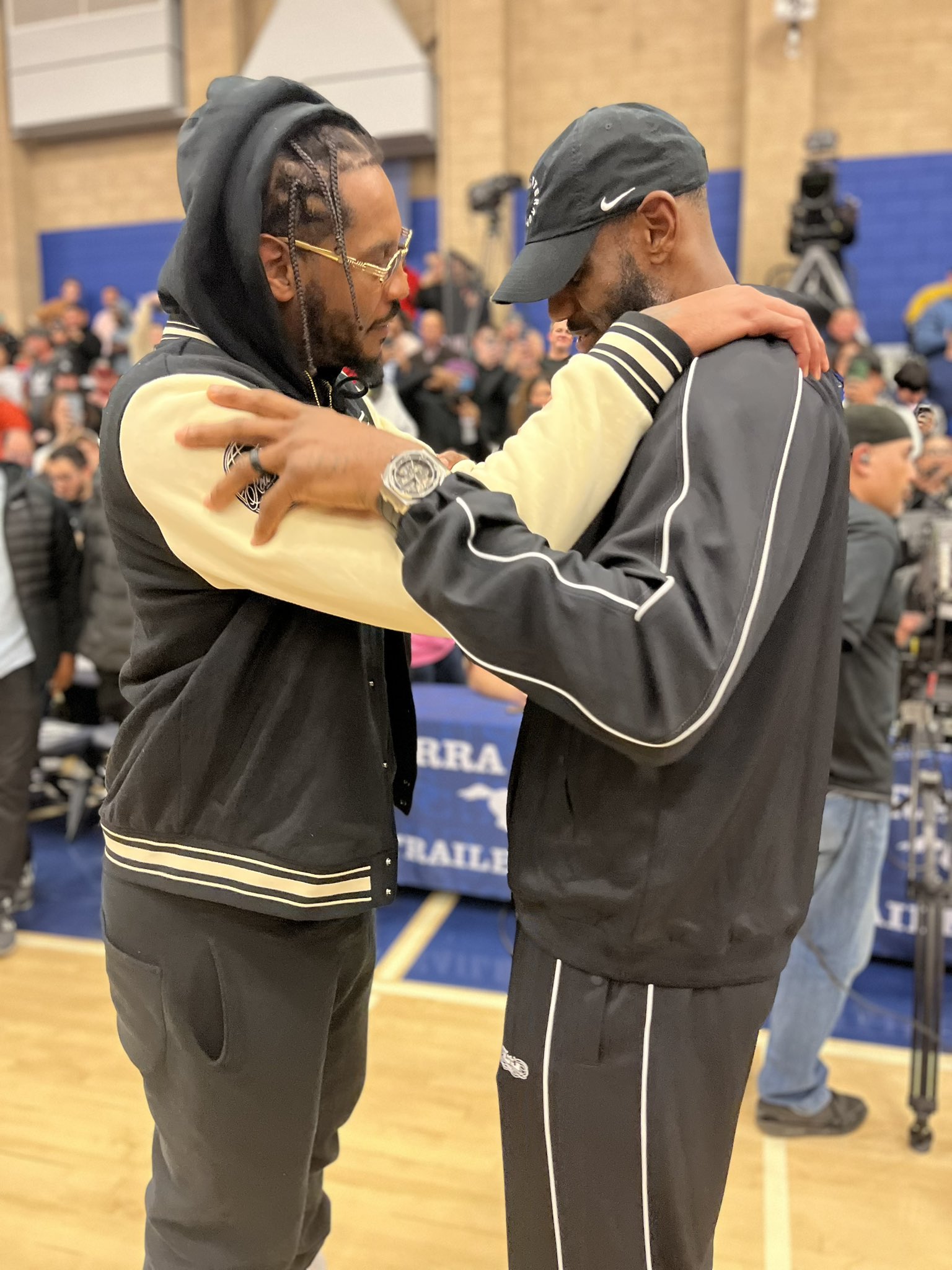 Carmelo Anthony on Twitter: "Brothers ๐๐พ @KingJames https://t.co