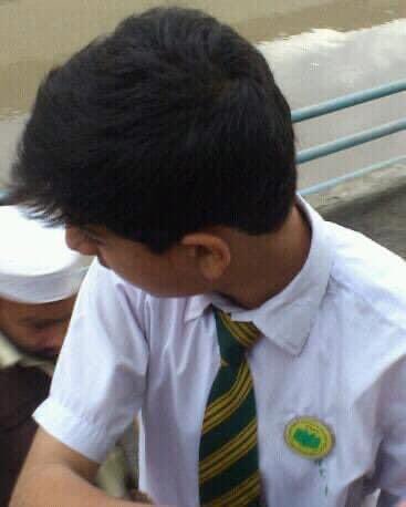 یہ میرا بیٹا حارث نواز شہید ہے
اس کے سر پر دہشت گردوں نے 16 دسمبر 2014 اے پی ایس حملہ میں کلاشنکوف کے برسٹ مار کر بیدردی سے شہید کیا 💔

وہ آٹھویں جماعت میں تھا اور اس کی عمر 13 سال تھی 💔💔💔😭😭