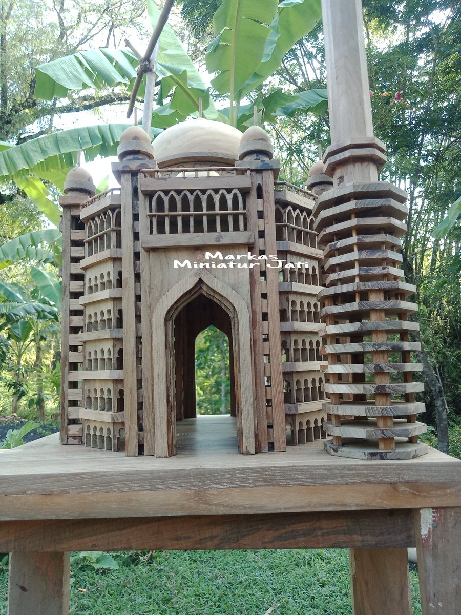Rumitnya Karya adalah sbuah tantangan untuk saya 🙏
Replika dengan bahan Kayu Jati Kuno (Antique) Masjid Megah Rahmatan Lil Allamin (RLA) yang terletak di Kab. Indramayu - Jawa Barat  🙏