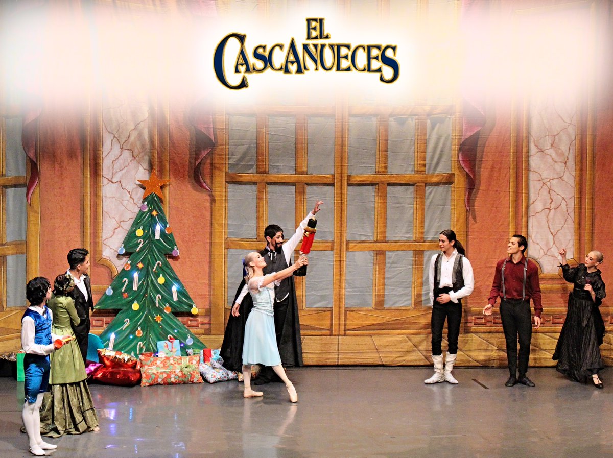 Un regalo mágico y muy poderoso se encuentra detrás de este "inofensivo" Cascanueces... ❄🌟🎄🏰 ¡Ven y déjate llevar por mágicos reinos en compañía de Clara y el Cascanueces!

#Teatro Tepeyac 🎭

Consulta fechas y disponibilidad de boletos en alejandromedinapresenta.com. 🎫💎