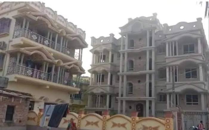 WB: This house, owned by TMC leader Jahangir Sheikh is made using Pradhan Mantri Awas Yojana fund. His name and his 4 family members name have come in the list of PMAY beneficiaries. They threat Asha workers and  to verify their names.
<a href="/HardeepSPuri/">Hardeep Singh Puri</a> <a href="/PMAYUrban/">Housing For All</a> <a href="/MamataOfficial/">Mamata Banerjee</a>