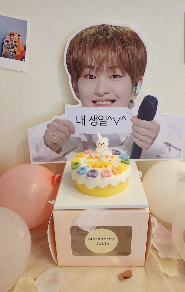 🐰221213 온유 생카 후기

🎀 토끼풀꽃
오픈 시간에 맞춰 가서 정신 없었지만 핑크 카네이션이 예쁘다
🥰 인형들이랑 진기가 내생일 이라고 들고 있는 게 너무 귀여움!😆꽃이랑 함께하니 좋아💕
#온유 #ONEW #온유생카
#나의꽃_진기에게