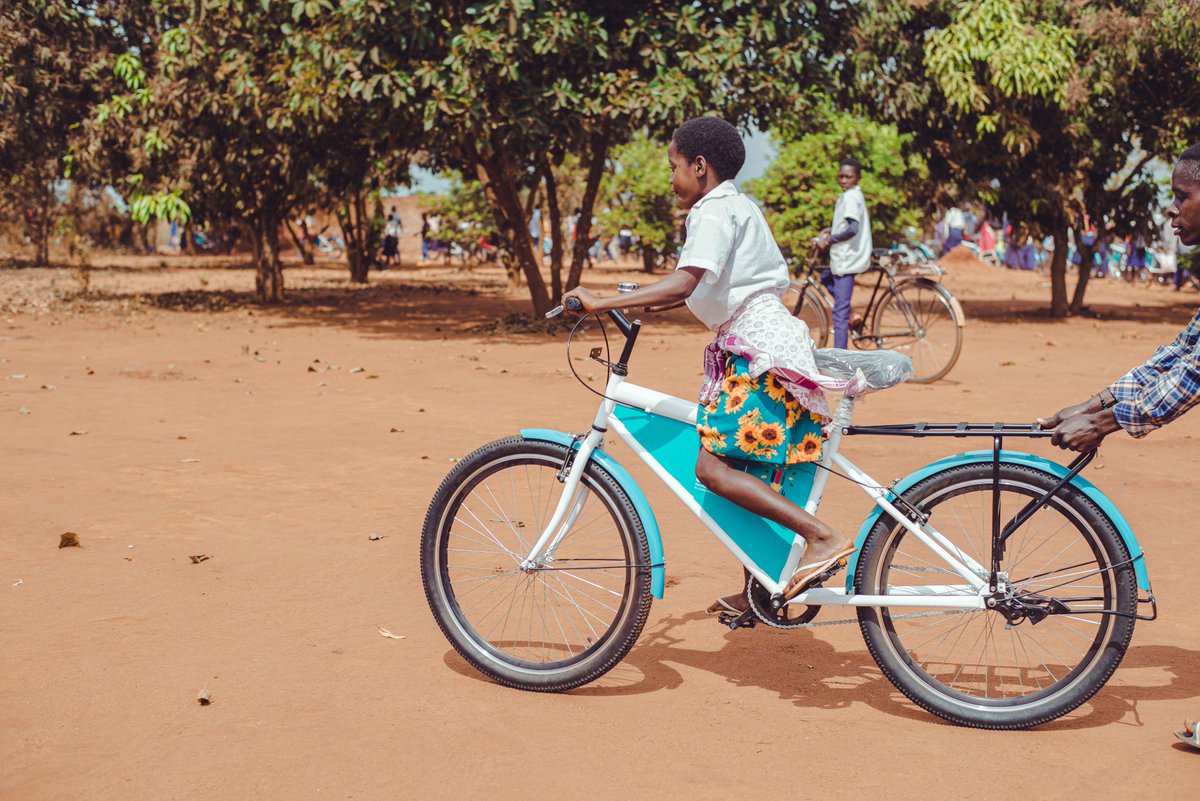 Mozambikes's tweet photo. The future of the new generations is guaranteed at school. Through the support with bicycles by SEJE, the adolescents from Marera Secondary School believe that the construction of their future is already in their hands.
#Mozambikes #SEJE #EuSouCapaz https://t.co/jThmvS6hhJ