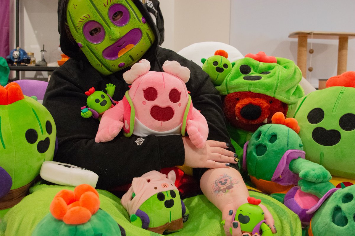 Mayimbu's tweet image. To celebrate the addition of Sakura Spike to the family, we took a new family photo 🥰.

Jokes aside, happy birthday @BrawlStars! And thanks to the dev team for such a wonderful game and community 💕.

#BrawlStars #BrawlStarsArt #ThisIsNormal