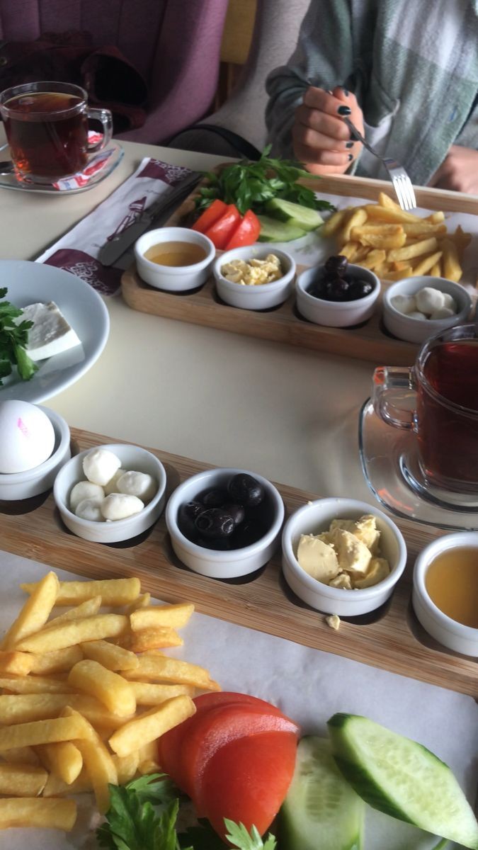 Herkese gün aydın olsun. Kahvaltınız güzel olsun ki güne zevkli ve enerji dolu başlayalım değil mi.❤️💋🤣👋