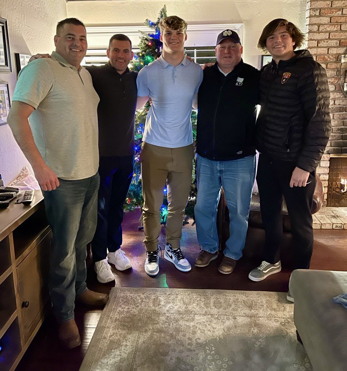 ByKyleKelly's tweet photo. On Monday, Irish tight ends coach Gerad Parker stopped by the California Bay Area to see @dlsfootball17 TE &amp; ND commit Cooper Flanagan.

Parker spent time with the Flanagans, Cooper’s best friend Dominic Brown and Brown’s father. Dominic is a UC Santa Barbra water polo pledge. https://t.co/BfbRDiBZo0