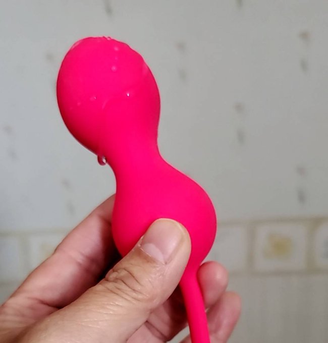 今回、試させてもらったのは、膣トレ用バイブ！数週間前に頂いた3点セットのものと比べると、そちらのバイブ付きより少し小さく、重い物よりさらに重い。(3.5cm85ｇ) スマホのアプリで操作できるのはやっぱり楽しい！ジワジワ気持ちいい。膣トレできるのはいいよね💕 ぽえす日記も見てね。<a href="/tag/%EF%BE%93%EF%BE%86%EF%BE%80%EF%BD%B0"class="tags"><span>#ﾓﾆﾀｰ</span></a>
