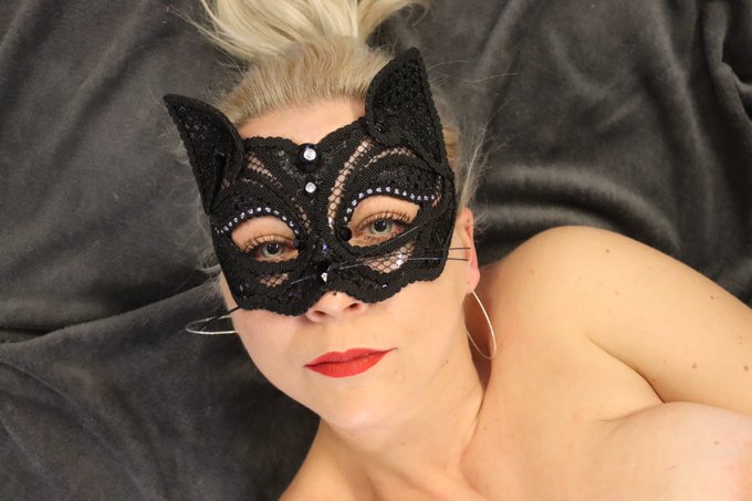 Good morning 👄  #redlips #makeup #bbw #blondethot #blonde #hot #fu #goodmorning #masked #fantasy #mystic<a href="/tag/redlips"class="tags">#redlips</a><a href="/tag/makeup"class="tags">#makeup</a><a href="/tag/bbw"class="tags">#bbw</a><a href="/tag/blondethot"class="tags">#blondethot</a><a href="/tag/models"class="tags"><span>#models</span></a><a href="/tag/photoshoot"class="tags"><span>#photoshoot</span></a><a href="/tag/hot"class="tags"><span>#hot</span></a><a href="/tag/goodmorning"class="tags"><span>#goodmorning</span></a><a href="/tag/blonde"class="tags"><span>#blonde</span></a>