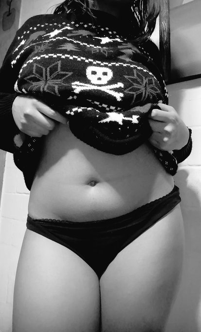 &iquest;Quieres ver debajo del su&eacute;ter? 🤭💖🦇 https://t.co/SrDskuVTDJ