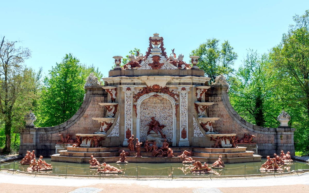 #BuenosDías

Hoy nos despertamos con esta bonita imagen 📸 de los Baños de Diana. Es la única fuente ⛲️ de los jardines de #LaGranja que tiene carácter arquitectónico y se hizo a finales del reinado de Felipe V.

¿Cuál es tu favorita 🙂?

ℹ️ bit.ly/3UUqgLN