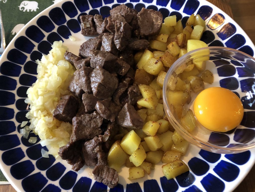 jespervarn's tweet photo. #Lucka13 i #FavoriterFrĂ„n2022 fĂ„r handla om matlagning. Jag lagade mat professionellt som kock dĂ„ milleniet var ungt. Hemma fortsĂ€tter jag att laga mat - och det Ă€r numer mer av âmeditationâ och ett fritidsintresse. Men jag gillar att laga (och Ă€ta) god mat. GĂ€rna husmanskost. â€ïž https://t.co/h8SbCwMjyu