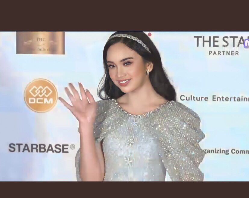 valgadot__'s tweet photo. omggg LYODRA?!?!🥹🔥💗 lagi nonton AAA 2022, eh muncul si Sang Dewi ini dan cantik bgttt ga kebanting samsek!🥹 gue bkn siapa2 lo tp gue bangga bgt anjr, 19 tahun loh woi, keren bgt🫠🙏🏻 indonesia pls, look at her more!🫶🏻 
#LyodraInAAAJapan https://t.co/iNgdBmYeoO