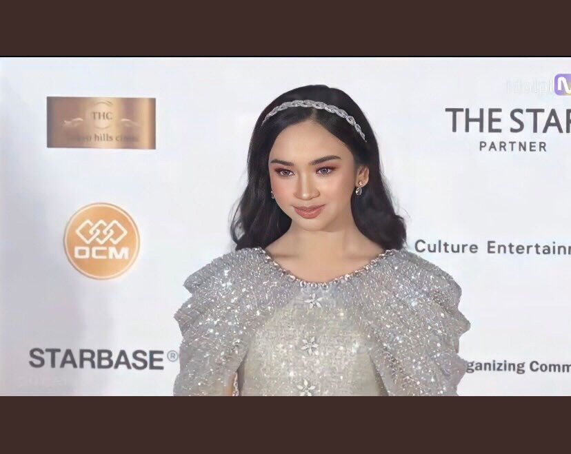 valgadot__'s tweet photo. omggg LYODRA?!?!🥹🔥💗 lagi nonton AAA 2022, eh muncul si Sang Dewi ini dan cantik bgttt ga kebanting samsek!🥹 gue bkn siapa2 lo tp gue bangga bgt anjr, 19 tahun loh woi, keren bgt🫠🙏🏻 indonesia pls, look at her more!🫶🏻 
#LyodraInAAAJapan https://t.co/iNgdBmYeoO