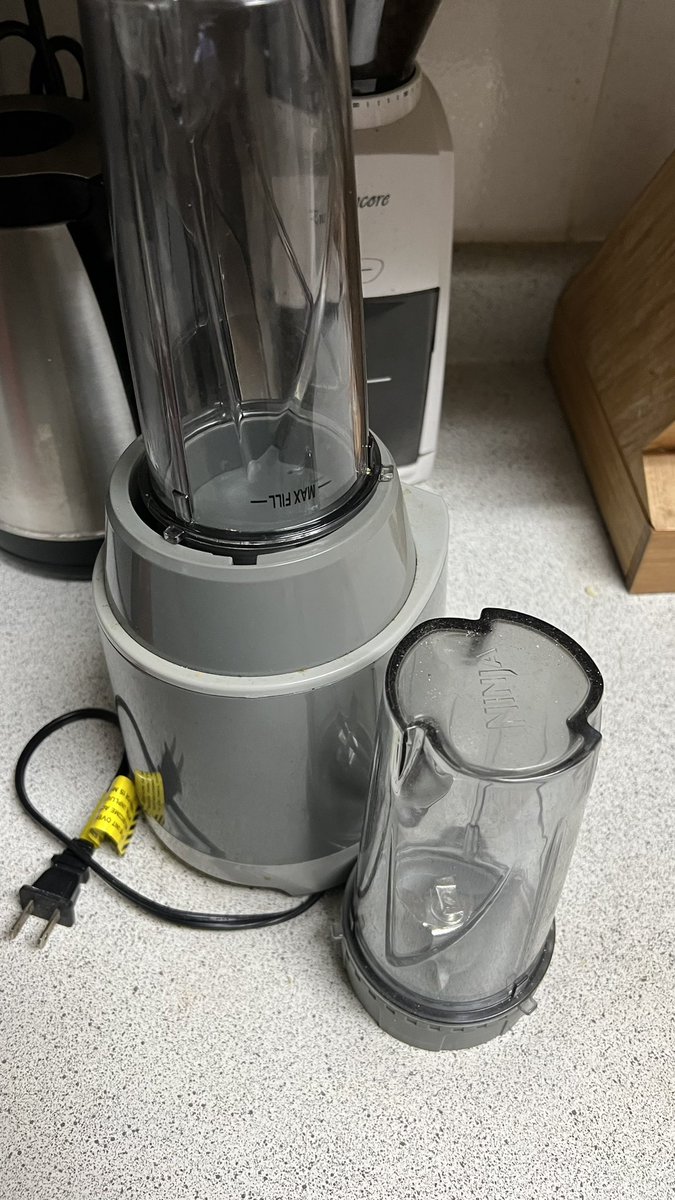 jdotgif's tweet image. The saga continues. 

Iba rin ang mga tonta. Naglinis sila kahapon kasi gusto na daw nila magdownsize ng mga kagamitan. Pero Bakit gamit ko lang ang nakalabas. Iisa na nga lang appliance ko sa apartment na to bet pa nila itapon.
#roommatesfromhell