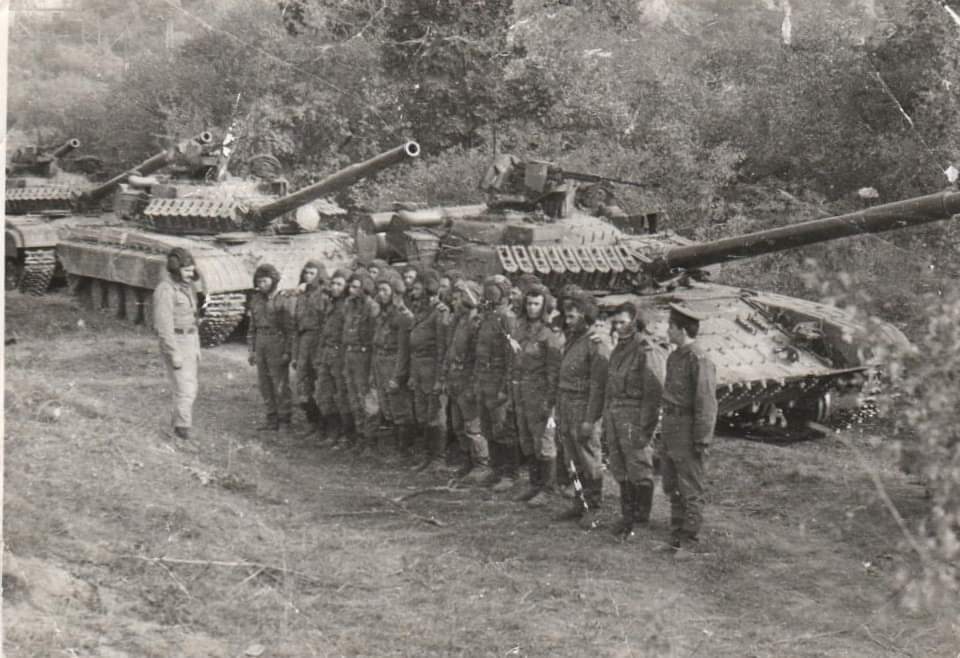TRUFAULT's tweet photo. Unos #T64BV del 37 GPR perteneciente al Grupo Sur en #Hungría, posan para la #Camara.
🇭🇺
#Tanks #Tanka #Soldiers https://t.co/DBlNRQkci6