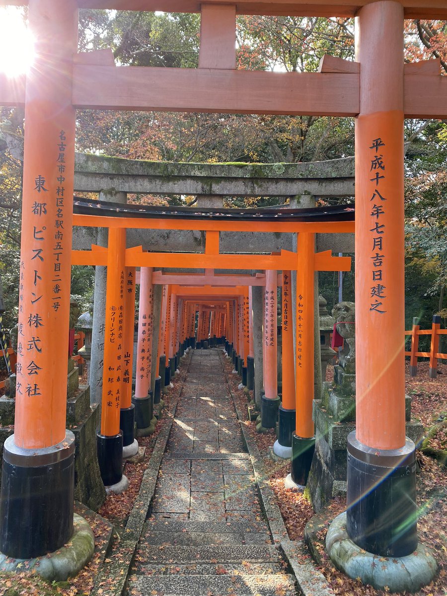 伏見稲荷神社に行ってきた 売店の店員さんも今日は空気が澄んでてめっちゃ綺麗に見 さがる のイラスト 伏見稲荷神社に行ってきた 売店の店員さんも今日は空気が澄んでてめっちゃ綺麗に見 さがる のイラスト