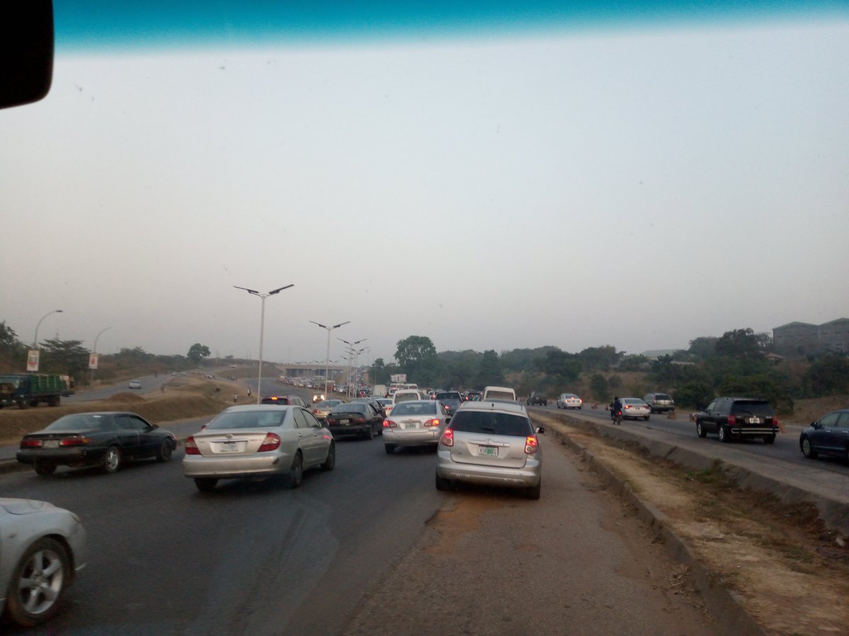 Austynzogs's tweet image. @Gidi_Traffic 07h50: Hawkers are always happy with the daily incessant traffic on Abuja-Keffi Expressway. Market dey sell!!!  #AbujaTraffic