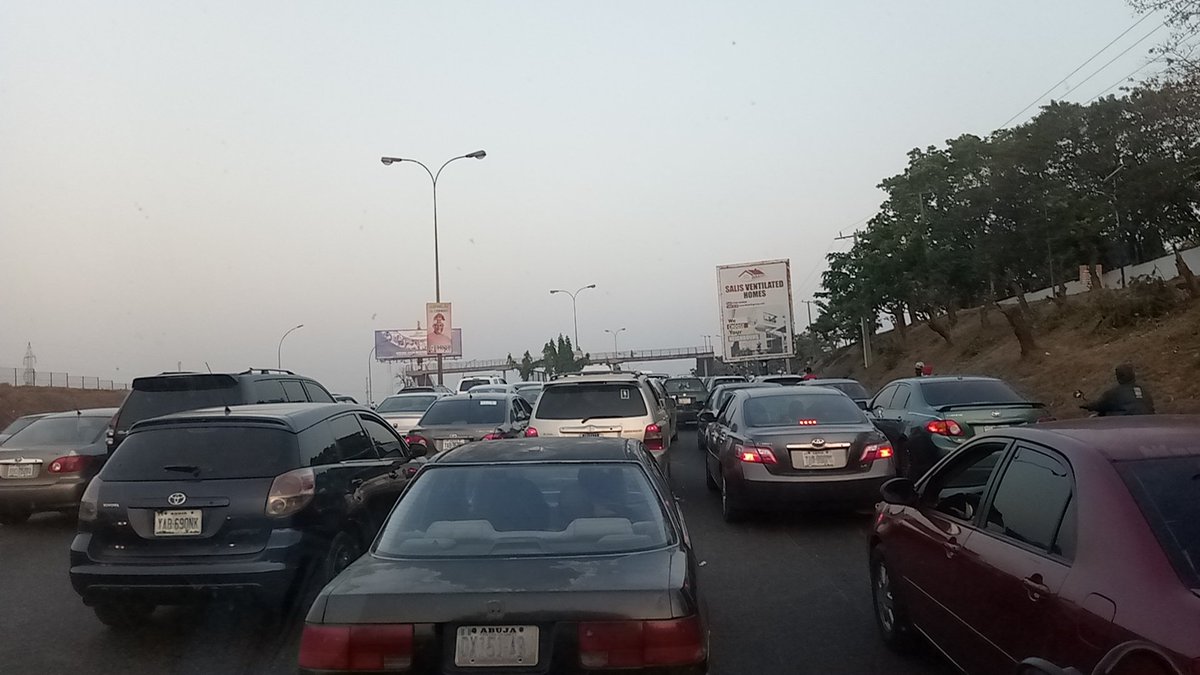 Austynzogs's tweet image. @Gidi_Traffic 07h50: Hawkers are always happy with the daily incessant traffic on Abuja-Keffi Expressway. Market dey sell!!!  #AbujaTraffic