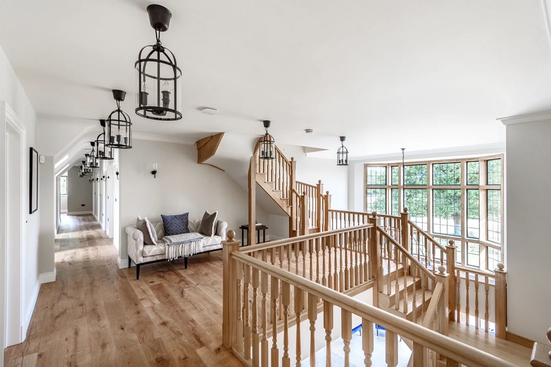 multi_turn's tweet photo. #Multiturn strikes again! With stunning results!🤩 Great to have worked on this impressive house in the Surrey hills.

Get in touch with any staircase requirements.

#joinery #stairs #construction #development #interiordesign #multiturn https://t.co/kP4PfPYtUi
