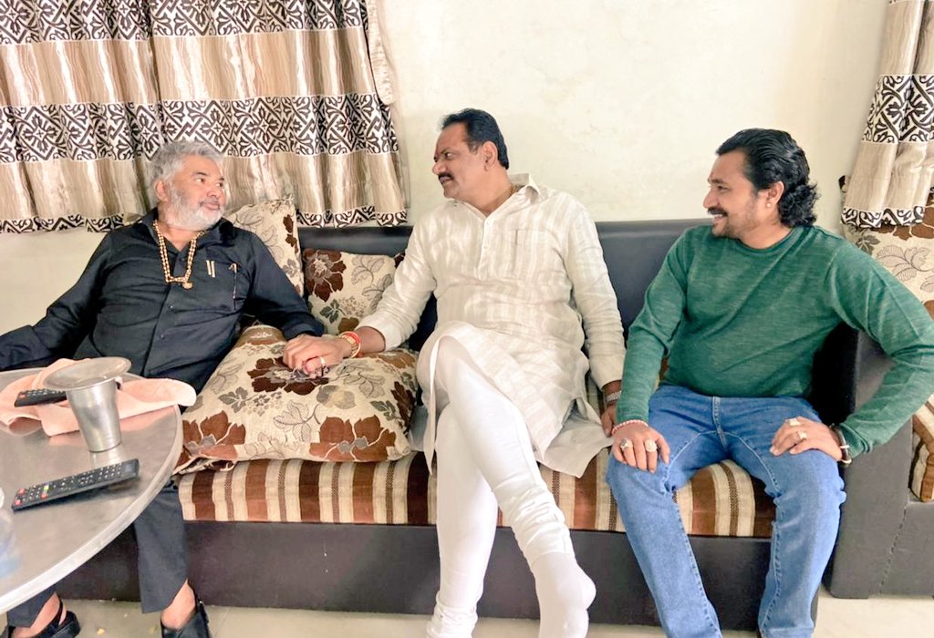 jitu_vaghani's tweet photo. ગુજરાત સરકારના નવનિયુક્ત મત્સ્યોદ્યોગ અને પશુપાલન રાજયમંત્રી શ્રી @posolankiજીના ગાંધીનગર સ્થિત નિવાસસ્થાને રૂબરૂ મુલાકાત કરી શુભેચ્છાઓ પાઠવી. https://t.co/mcinVKcsq1