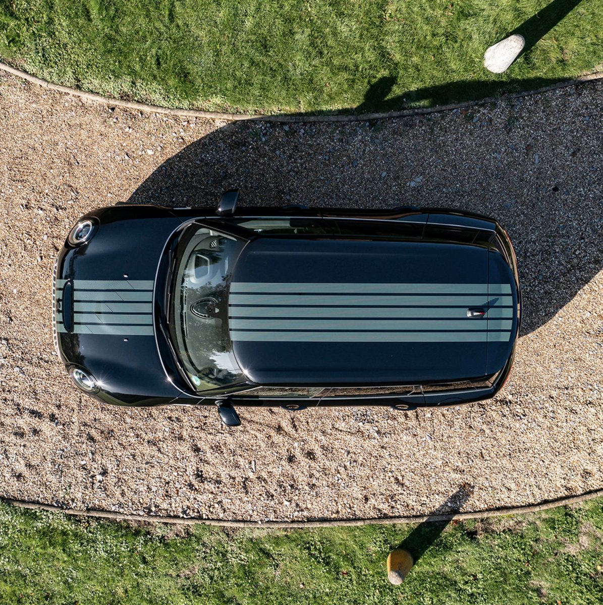 SaudiArabiaMINI's tweet image. خطوطنا تميّزنا ونفخر بها في سيارة MINI Untold Edition 😎

Flaunting our stripes with the MINI Untold Edition. 😎

#MINIUntold #MINIKSA #MyNaghi