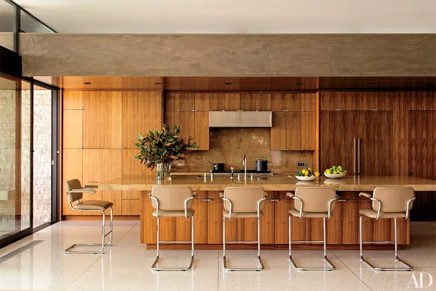 helloprgroup's tweet photo. Hello Client @marmolradziner designed a Beverly Hills kitchen outfitted with a granite backsplash and countertops. The hue of the granite adds to the warmth created by the walnut cabinetry. 

An earthy palette never fails. For more Kitchen Backsplash Ideas for Every Kind of Aesth https://t.co/XniRG42lvY