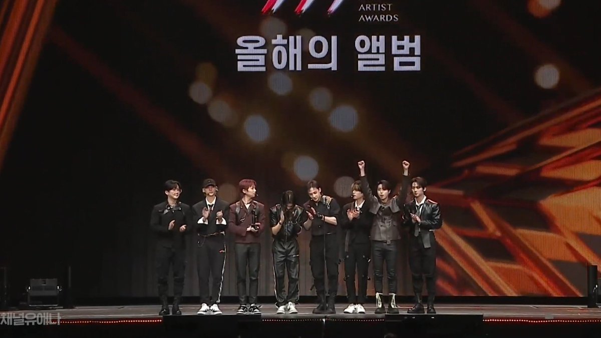 LIXIELOOKS's tweet image. congratulations @Stray_Kids for winning daesang! i'm so proud of you 🫶🏻