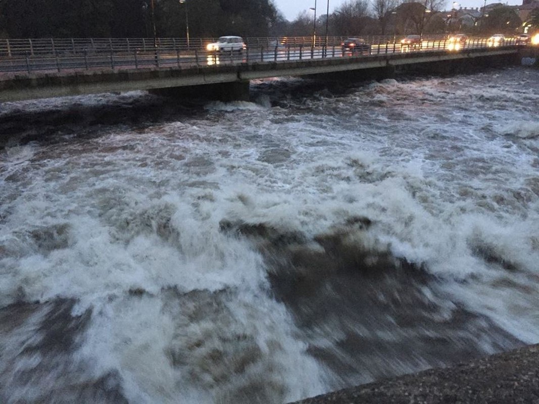 Buenos días que ya llueve ,ahora queremos que pare de llover , nunca estamos de acuerdo con lo que tenemos ,el ser humano es inconformista x naturaleza pero es cierto q esta manera de llover desbordadamente está haciendo mucho daño