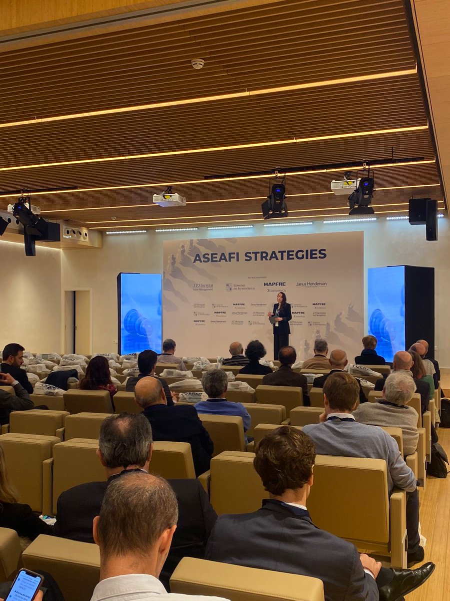 ASEAFI's tweet photo. 🟦 Isabel Canovas del Castillo, Ejecutiva de ventas de @jpmorgan, nos da las claves para conocer las oportunidades globales y la renta fija flexible en #ASEAFIStrategies.
#ASEAFIStrategies #eventosASEAFI https://t.co/REJqvPH7og