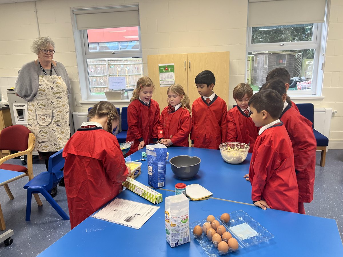 BGS_LowerSch's tweet photo. Year 2 have been learning about the Victorian's inventions ... and one of the yummiest inventions they created was the Victoria Sponge Cake! #BGS_Year2 #BGS_DT #BGS_Humanities https://t.co/9OhbjJsZWV
