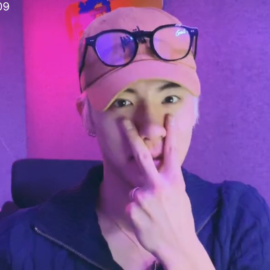 สองนิ้วน่ารักอะน้อง @holicxeric