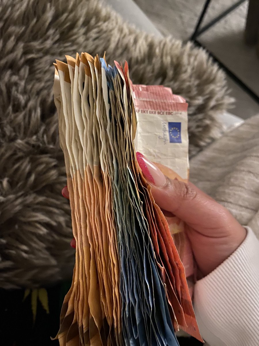 justmeflorence's tweet photo. One Pig down 🐷🫶🏽🙇🏻 #kontofick #cashandgo #bankrott #weihnachtsgeld #ebonygoddess #raceplay #drainsession #findom #findomger @rtfindom @rtfemdom1 @pig_promo @rtfindomger @slavekane https://t.co/VpjmN9YRX3