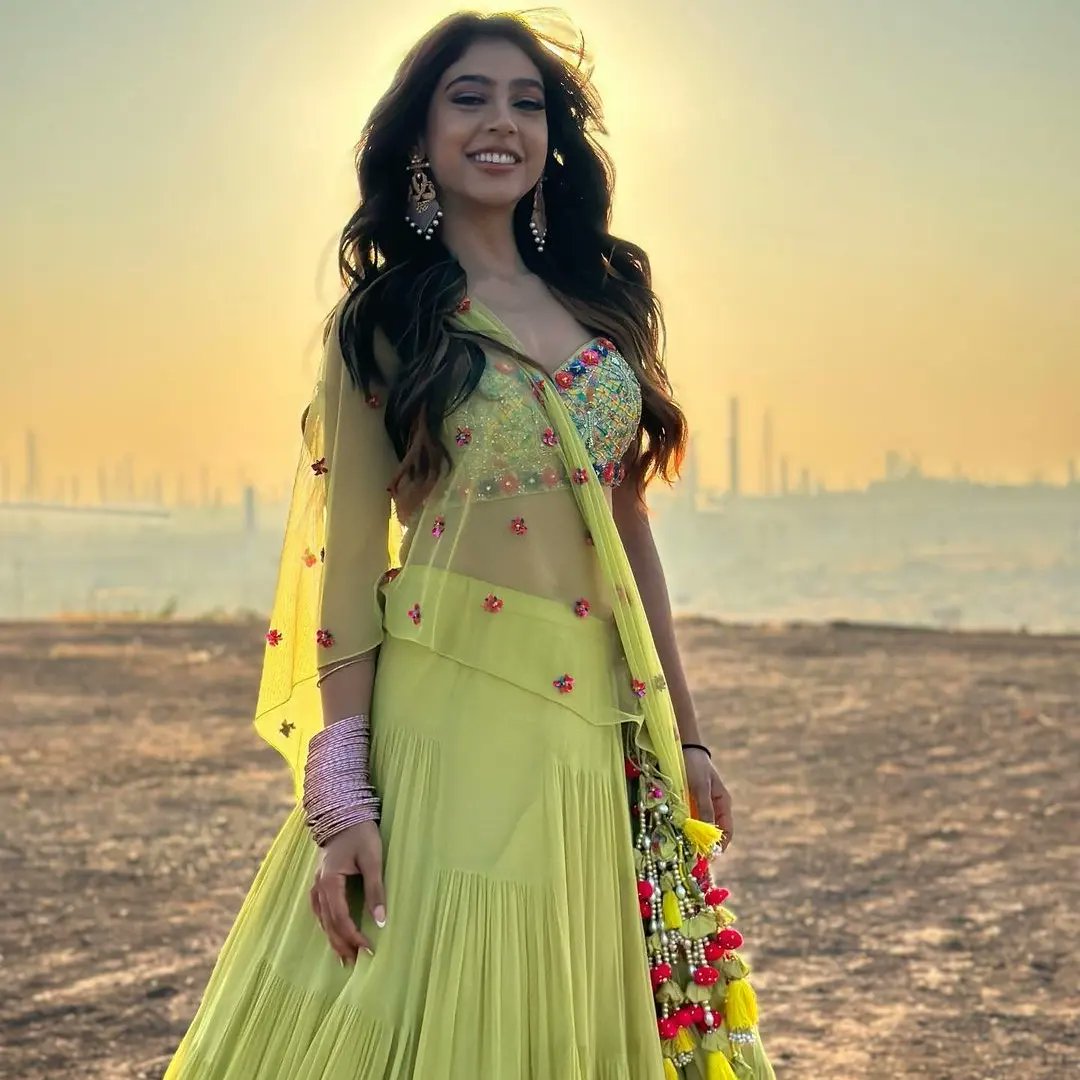 FilmyGupshups's tweet image. What you&apos;re seeing on the screen right now is magic 🤩💫✨
Ain&apos;t Niti Taylor is looking Absolutely Gorgeous in these pictures ❤

#NitiTaylor #NitiTaylorBawa #KYY4OnVoot #KYY4  #KaisiYehYaariaanSeason4 #Filmygupshup