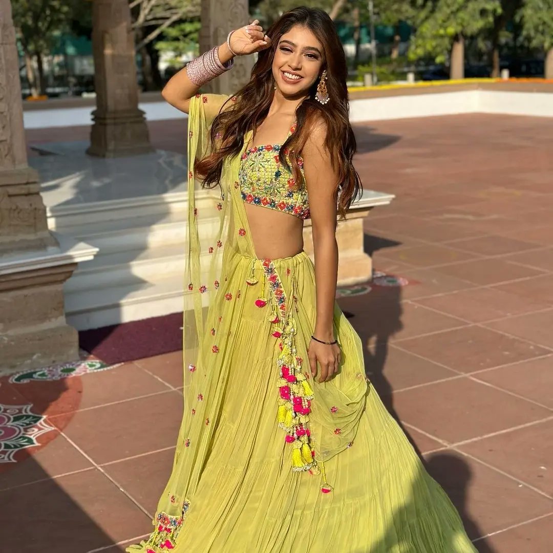 FilmyGupshups's tweet image. What you&apos;re seeing on the screen right now is magic 🤩💫✨
Ain&apos;t Niti Taylor is looking Absolutely Gorgeous in these pictures ❤

#NitiTaylor #NitiTaylorBawa #KYY4OnVoot #KYY4  #KaisiYehYaariaanSeason4 #Filmygupshup